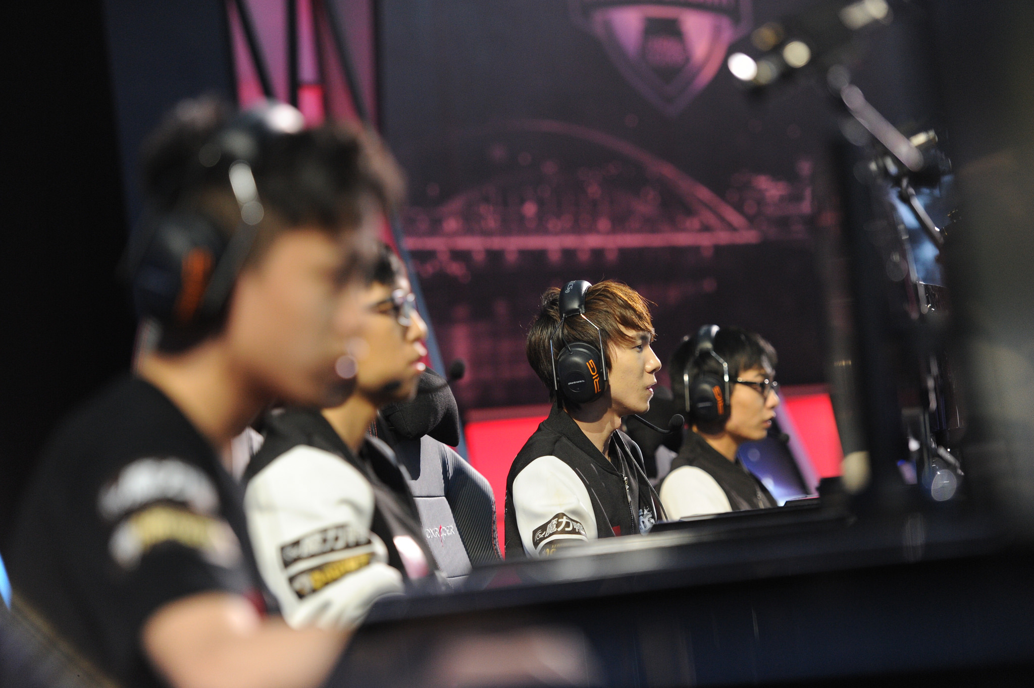 S15英雄联盟总决赛:召唤师奖杯争夺战,小组赛双循环赛制与淘汰赛单败赛制详解,总冠军BO5对决一触即发